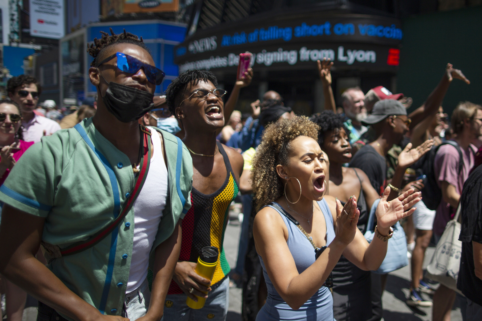 뉴욕 시민들이 19일 뉴욕 타임스 스퀘어에서 준틴스 축하행사를 하고 있다. 이날 미국은 처음으로 연방 공휴일로 지정된 노예 해방일 준틴스를 맞아 다양한 퍼레이드, 야외행사, 역사 강연 등이 진행됐다. AP=연합뉴스