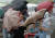 태풍 `나비`의 영향으로 강풍을 동반한 장대비가 쏟아진 부산시 동구 수정동에서 시민들이 우산으로 비바람을 막기 위해 안간힘을 쓰고 있다. 중앙포토