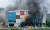 지난 17일 화재가 발생한 경기도 이천시 마장면 쿠팡 덕평물류센터에서 검은 연기가 다시 솟아오르고 있다. 연합뉴스
