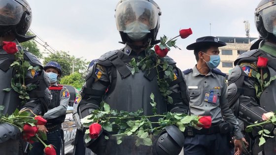 쿠데타 3일째부터 목숨 걸고 다큐 만든 그들 미얀마는 전쟁터 중앙일보