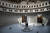 안도 다다오의 최근작인 프랑스 파리의 '부르스 드 코메르스' 내부. 노출 콘크리트 벽에 천장에서 들어오는 빛이 미술작품을 감싸도록 설계했다. [EPA=연합뉴스]