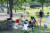 지난 19일 오전 전남 광양시 태인동 배알도핸변공원에서 4인 이상 그룹 단위 시민들이 캠핑을 하고 있다. 뉴스1 