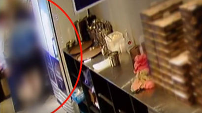 주방 가더니 대뜸 女알바 더듬어…CCTV 찍힌 與지역위원장 직무대행