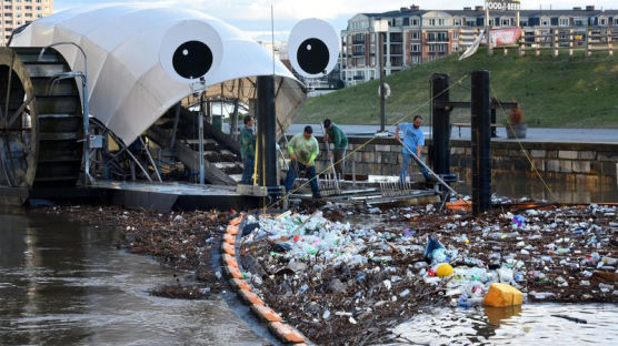 항구 기름·쓰레기···네덜란드는 '상어 드론'이 싹 삼켰다 