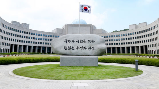 [단독] 원훈석에 새긴 신영복체…前국정원 요원들 뿔났다