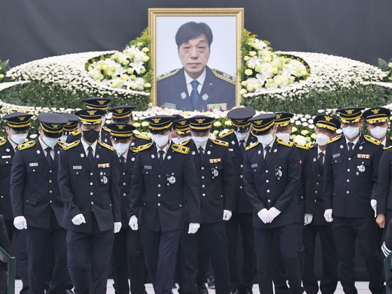"김동식 대장님 안녕히 가세요"…동료들의 거수경례는 이어졌다