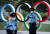 지난 14일 일본 도쿄 JOC 본부 앞에 있는 올림픽 조형물을 경비회사 직원들이 지키고 있다. [로이터=연합뉴스]