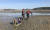 지난해 3월 22일 충남 서천의 한 갯벌에서 조개를 채취하다 발이 빠져 나오지 못하던 40대 여성을 출동한 해경이 구조하고 있다. [사진 보령해경]