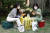 민지맨션에 놀러온 '민지'들, 서영주(왼쪽)·심경원씨가 119레오 의자를 테이블 삼아 안내도를 보고 있다. 장진영 기자