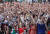 러시아 축구팬이 21일 상트 페테르스부르크 거리에서 유로 2020 덴마크전을 응원하고 있다. 러시아의 이날 코로나 19 확진자는 1만7000명을 넘었다. TASS=연합뉴스