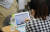  지난 3월 31일 오후 경기도 성남시 복정동에 있는 한 중학교에서 학생들이 AI 학습장치를 활용해 인공지능을 활용한 맞춤형 교육을 하고 있다. 김경록 기자