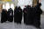 지난 18일 이란의 투표 현장, 온몸을 가리는 차도르를 입거나 검고 짙은 복장을 하는 사람은 보수파이거나 공무원이거나. 정부 자금이 들어간 기관에 다니는 사람일 가능성이 크다. 로이터=연합뉴스 