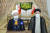 지난 19일 이란 대선 당선인인 에브라힘 라이시(오른쪽)가 현직인 하산 로하니 대통령과 함께 회견을 하고 있다. 두 사람 모두 이슬람 시아파 사제이지만 로하니는 개혁파이고 라이시는 보수파로 분류된다. AP=연합뉴스 
