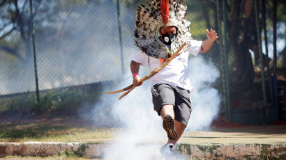 [이 시각] "보호구역 축소 안돼!" 브라질 원주민 활 들고 시위