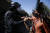 한 원주민 지도자가 의사당을 경비하는 경찰과 말다툼을 벌이고 있다. AP=연합뉴스