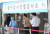 국내 신종 코로나바이러스감염증(코로나19) 신규 확진자 수가 600명대 중반을 기록한 23일 오전 서울역 광장에 마련된 임시선별검사소를 찾은 시민들이 검체 검사를 기다리고 있다.   연합뉴스