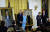 빌 클린턴(42대·왼쪽) 전 미국 대통령과 그의 부인 힐러리 클린턴 전 국무부 장관이 2004년 6월 14일 백악관에서 열린 초상화 제막식에 참석했다. [AFP=연합뉴스]