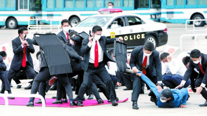 [사진] 도쿄올림픽 한달 앞, 테러범 진압훈련