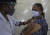 인도에서 코로나19 백신 접종이 이뤄지고 있다. [AP=연합뉴스]