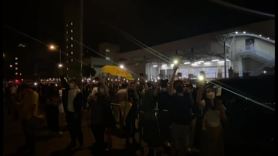 "자유 언론 끝났다"…빈과일보 마지막 밤, 빗속에 모인 홍콩 시민들[영상]
