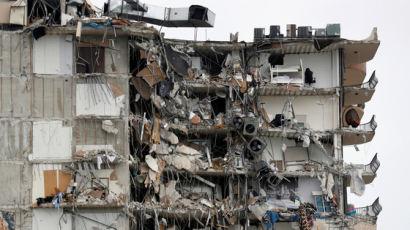 美경찰 "플로리다 12층 아파트 붕괴, 거주민 99명 행방불명" 
