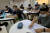 24일 이스라엘 고등학교 수업 장면이다. 학생들이 마스크를 착용하고 있다. 신화=연합뉴스