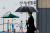 22일 서울 서초구 서울중앙지방검찰청 앞에서 시민이 우산을 쓰고 있다. 뉴시스