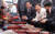 2002년 지방선거 경남지사에 출마한 김두관 민주당 후보가 같은 당 노무현 대통령 후보와 함께 마산어시장에서 유세하고 있다.