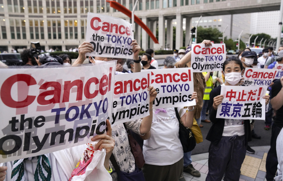 23일 올림픽에 반대하는 시민들이 일본 도쿄도청 인근에서 시위를 하고 있다. [EPA=연합뉴스]