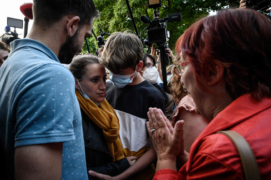 25일(현지시간) 프랑스 사온에루아르 지방법원에 들어서는 발레리 바코를 시민들이 응원하고 있다. AFP=연합뉴스