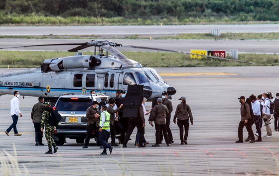 콜롬비아 대통령 탄 헬기에 총격…두케 "비열한 공격"