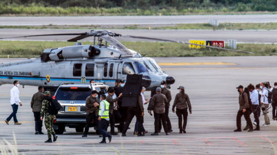콜롬비아 대통령 탄 헬기에 총격…두케 "비열한 공격"