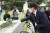이준석 국민의힘 대표가 김구 선생 서거 72주기를 맞은 26일 오전 서울 용산구 백범김구기념관을 방문해 김구선생 묘역을 참배하고 있다. 뉴스1