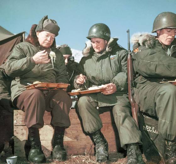 1952년 12월 4일 서울 근교에서 전투 중인 제3보병사단 15연대 사병들과 식사 중인 아이젠하워 대통령 당선인(맨 왼쪽). 사진 아이젠하워기념관