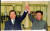 2000년 6월 13일, 김대중 대통령과 김정일 국방위원장이 목란관 만찬에서 남북공동선언문 서명에 앞서 맞잡은 손을 들어 올려 참석자들의 박수에 답하고 있다. [공동기자단]