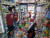 롯데유통사업본부가 지난 25일 울산 남구의 한 슈퍼마켓을 찾아 진열대 정리 등을 도왔다. [사진 롯데유통사업본부]