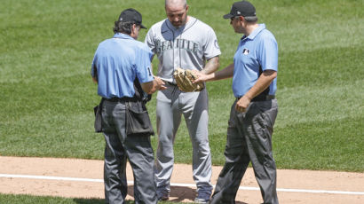 MLB 이물질 의심 사례 첫 적발, 시애틀 산티아고