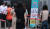 28일 오전 서울 중구 서울역 광장에 마련된 신종 코로나바이러스 감염증(코로나19) 임시 선별검사소에서 시민들이 검사 순서를 기다리고 있다.   연합뉴스