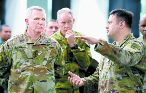 지난해 12월 주일 미군기지를 찾은 라카메라 사령관(왼쪽)이 조나단 하이트 주일 미군 부사령관의 설명을 듣고 있다. 사진 미 육군