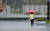 28일 전북대학교에서 학생이 비를 피하며 교정을 지나고 있다. 뉴시스