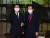 정세균 전 총리(오른쪽)와 이광재 민주당 의원이 28일 서울 여의도 한국거래소에서 단일화 추진 발표 기자회견에 앞서 인사하고 있다. 오종택 기자