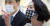배우 김부선씨(오른쪽)가 지난 4월21일 서울동부지법에서 재판에 출석하기 전 기자들에게 발언하고 있다. 연합뉴스