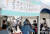 코로나19 신규 확진자가 614명으로 집계된 27일 오전 서울 중구 서울역 임시선별검사소를 찾은 시민들이 검사를 받기 위해 줄을 서고 있다. 뉴시스