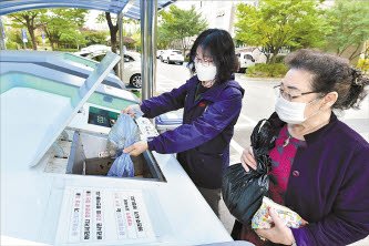 삼산3휴먼시아에 설치된 음식물류폐기물 감량화기기(왼쪽)와 아이스팩 재사용 사업을 위한 수거함.