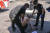 소방대원들이 26일(현지시간) 오리건주의 한 지역에서 더위에 노출된 한 남성을 구조하고 있다. AP=연합뉴스