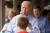 조 바이든 미국 대통령이 위스콘신주 라크로스의 한 아이스크림 가게를 방문한 뒤 아이스크림을 먹고 있다. 로이터=연합뉴스