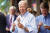 조 바이든 미국 대통령이 위스콘신주 라크로스의 한 아이스크림 가게를 방문한 뒤 아이스크림을 들고 있다. 로이터=연합뉴스