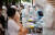지난 29일 대구의 한 선별진료소에서 의료진들이 시민들을 상대로 코로나19 검사를 진행하고 있다. 연합뉴스