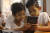 삼성전자 모바일 제품을 체험하는 미얀마 어린이. [사진 삼성전자]