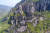 지난 6월 10일 '두타산 협곡 마천루'가 개방하면서 베틀바위 산성길 7.3km 전 구간을 걸어볼 수 있게 됐다. 협곡 마천루 전망대는 가파른 바위 중간에 나무데크를 설치해 만들었다. 사진 동해시